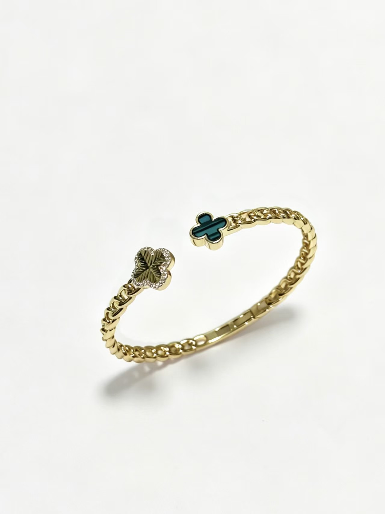 Veloura Clover Signature Bangle