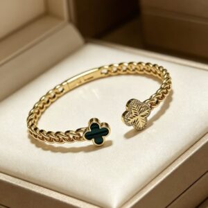 Veloura Clover Signature Bangle