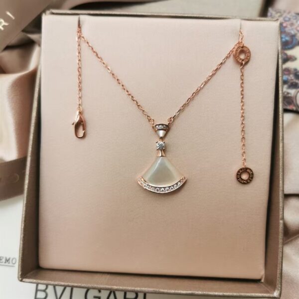 Veloura Fan Pendant Necklace
