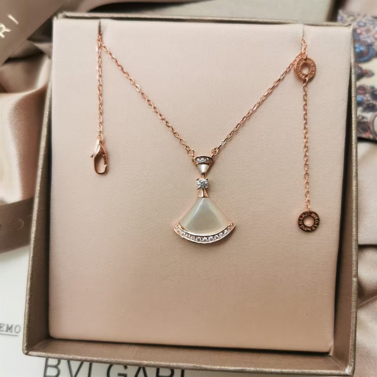Veloura Fan Pendant Necklace