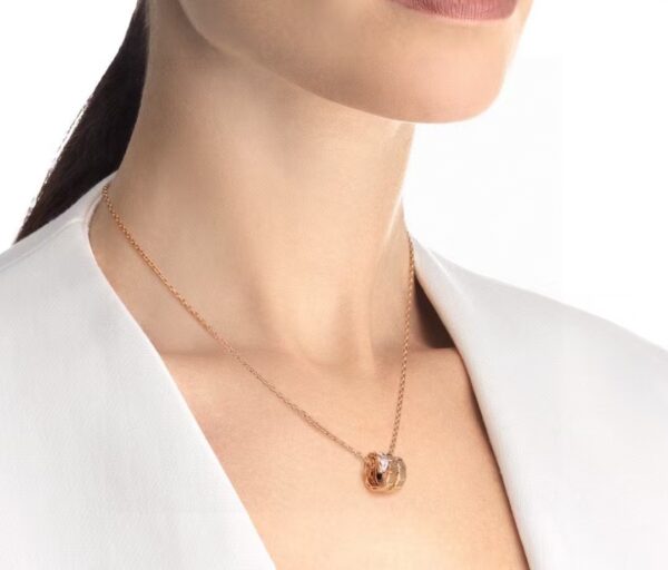 Veloura Interlocking Loop Pendant Necklace
