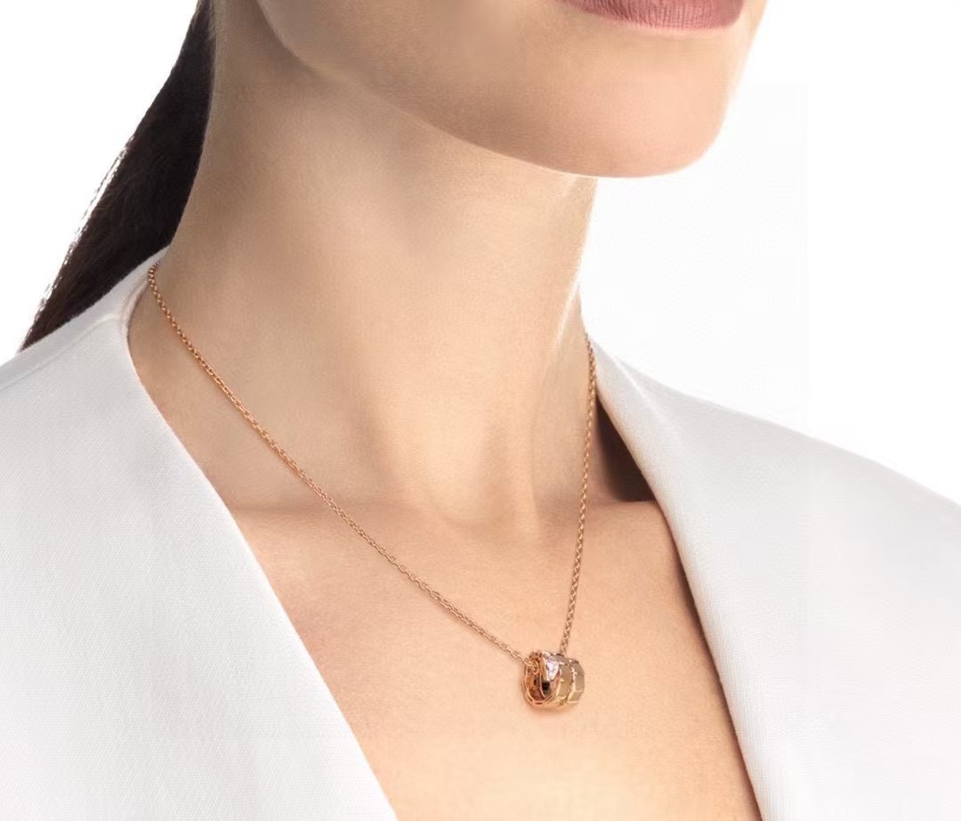 Veloura Interlocking Loop Pendant Necklace
