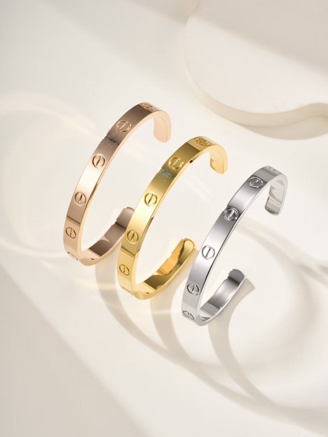 Veloura Screw Motif Slim Bangle