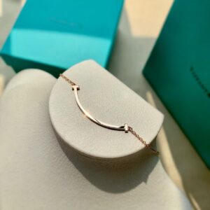Veloura Smile Curve Necklace