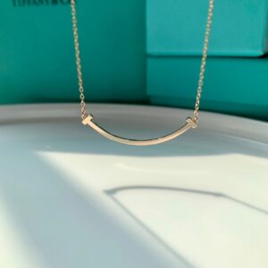 Veloura Smile Curve Necklace
