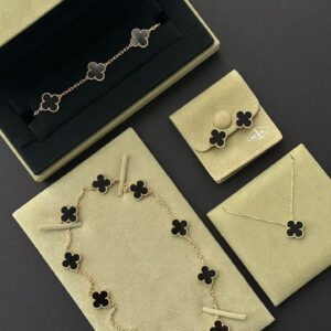 3-Piece Clover Jewelry Set – Gold Bracelet Stack